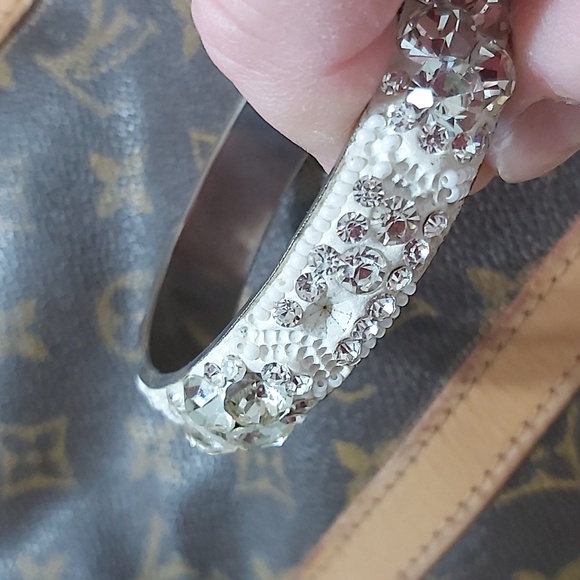 Elegant Silver and White Crystal Bracelet - Picture 5 of 11